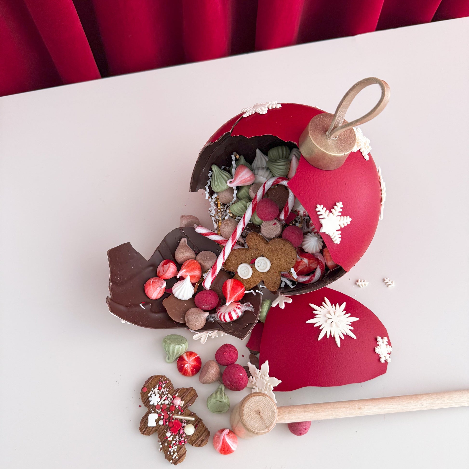 GRAND CHRISTMAS CHOCOLATE BAUBLE  - SMASH CAKE -auckland 